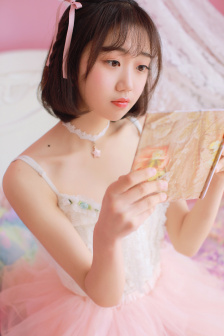 将冰葡萄放在小洞里榨果汁视频